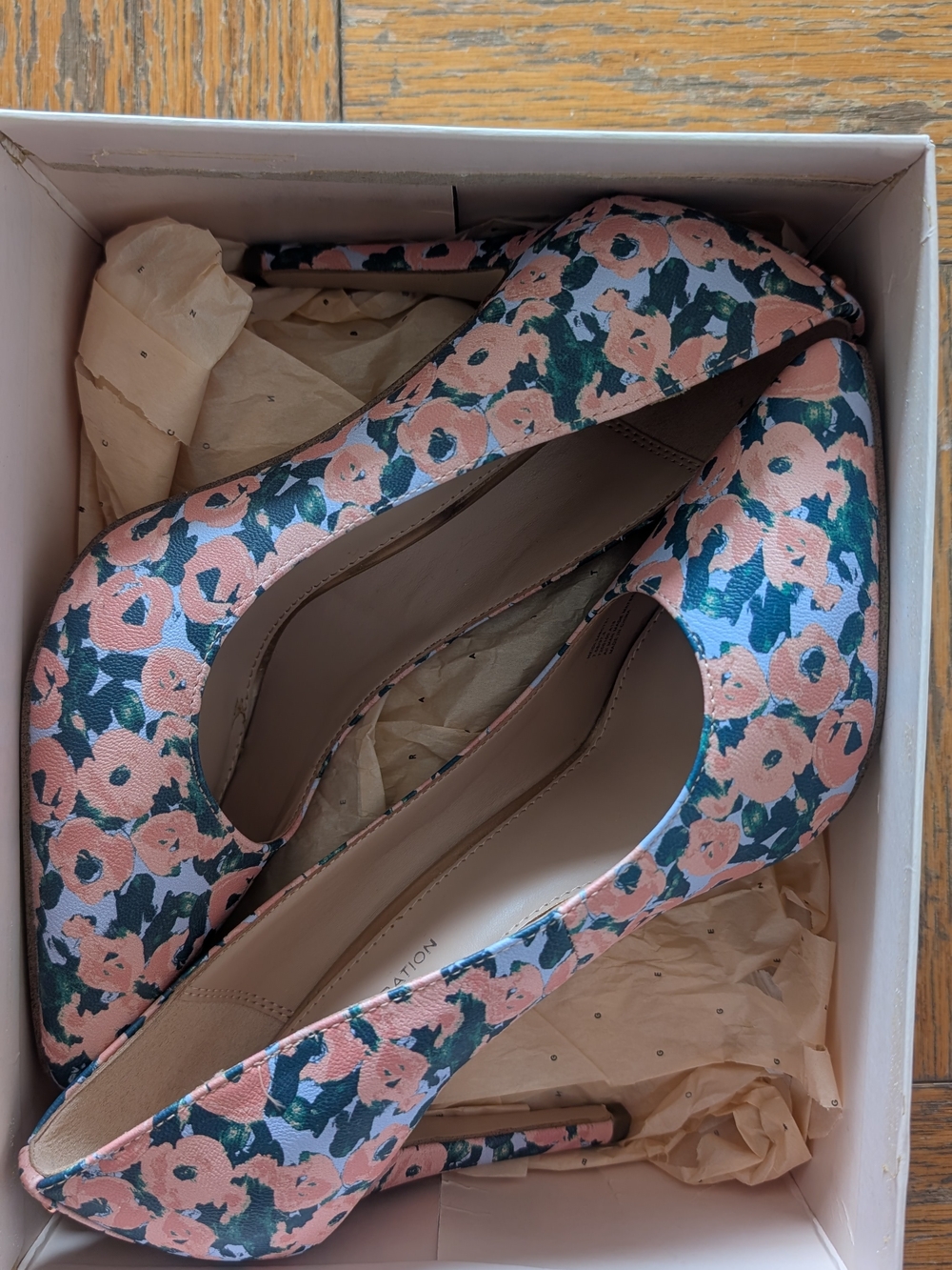 BCBGeneration Floral Pumps in excellent condition, size 7.5